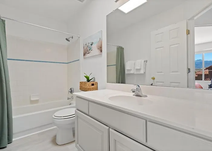 Catalina Pool-side Hideaway 4 Bed 3 Bath Holiday home *