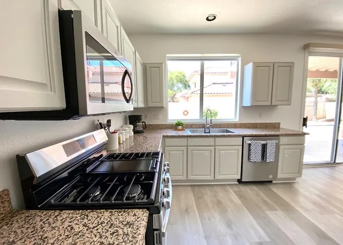 Catalina Pool-side Hideaway 4 Bed 3 Bath Holiday home *