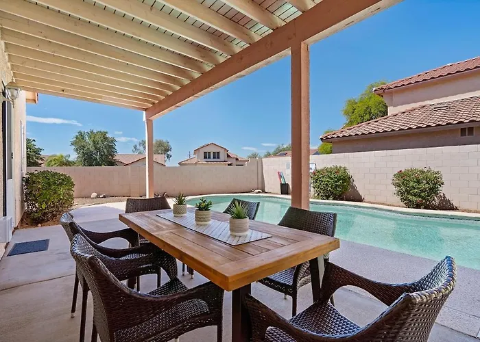 Catalina Pool-side Hideaway 4 Bed 3 Bath *
