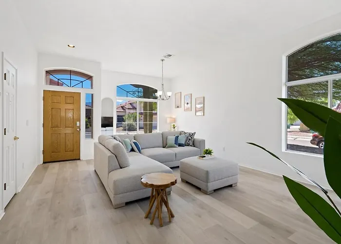 Catalina Pool-side Hideaway 4 Bed 3 Bath Holiday home
